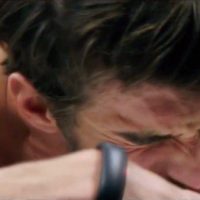 以運動鞋聞名的Under Armour，全力包裝從不穿鞋比賽的他