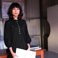 「誠實」讓她成為說故事的人，內向女孩走到劇場導演