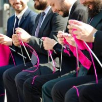 男子織毛衣聚會｜穿起西裝，街頭編織挑戰父權社會