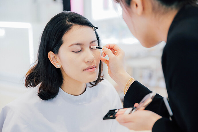 beauty-gentle-woman-makeup-look-for-chinese-new-year-04