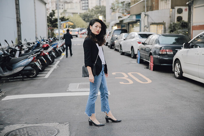 outfit-guide-to-wearing-jeans-at-work-14