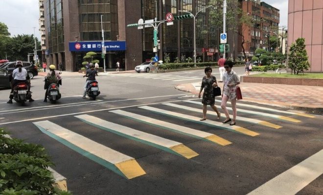 台北市交通管制工程處今年3月起在民生敦化路口試辦3D斑馬線