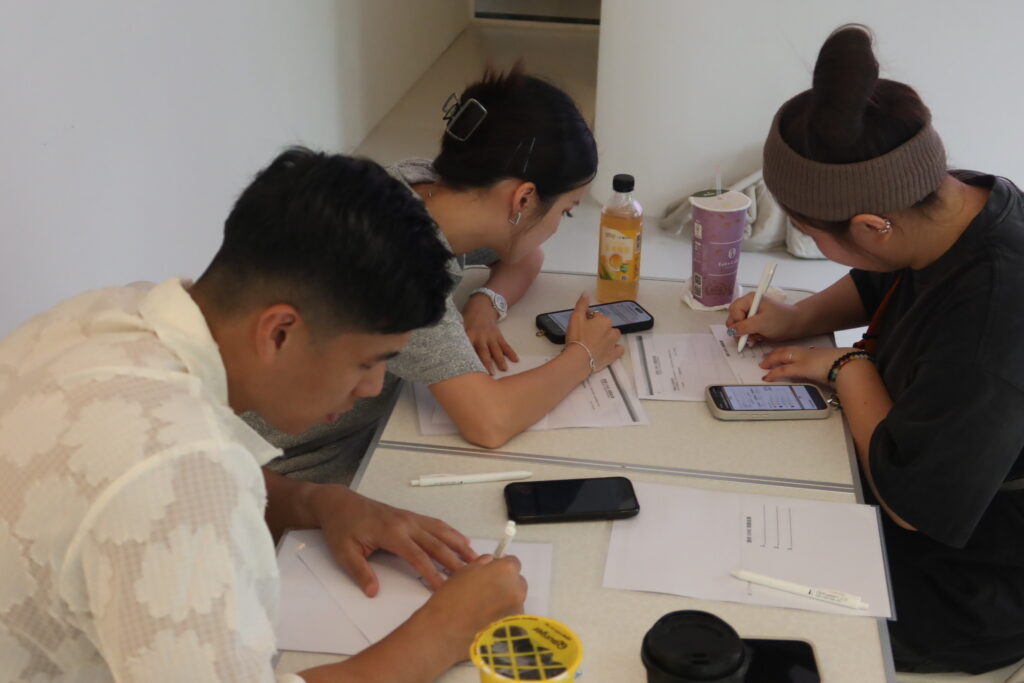 團隊成員參與溝通工作坊，書寫與沈澱
